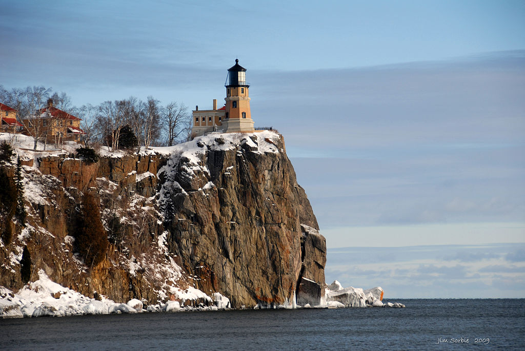 1024px-Split_Rock_Lighthouse_-_Lake_County,_Minnesota_-_8_Jan._2009.jpg