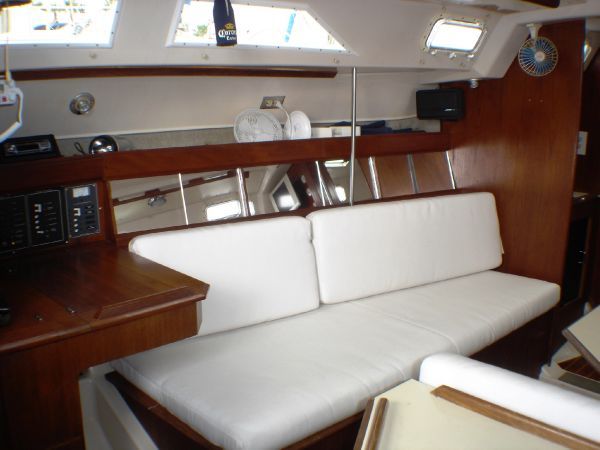 1984_hunter_34_sailboat_31 lite interior.jpg