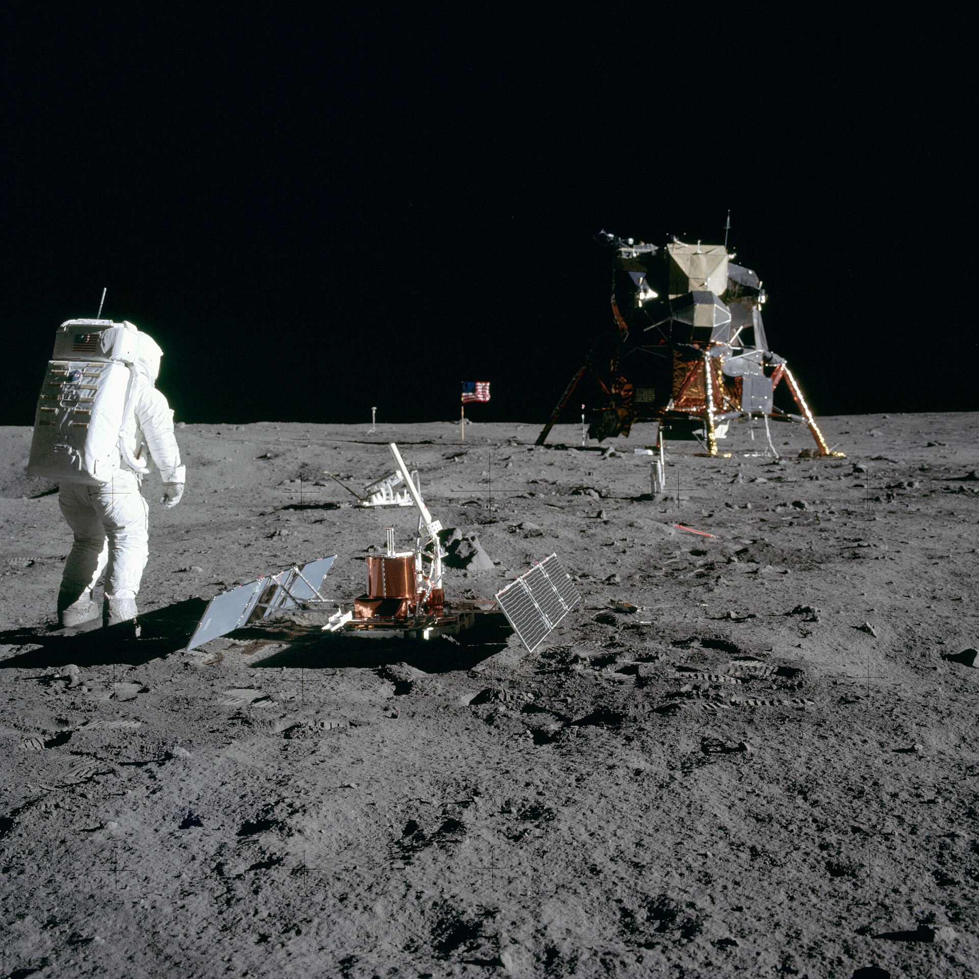 Aldrin_Looks_Back_at_Tranquility_Base_-_GPN-2000-001102.jpg