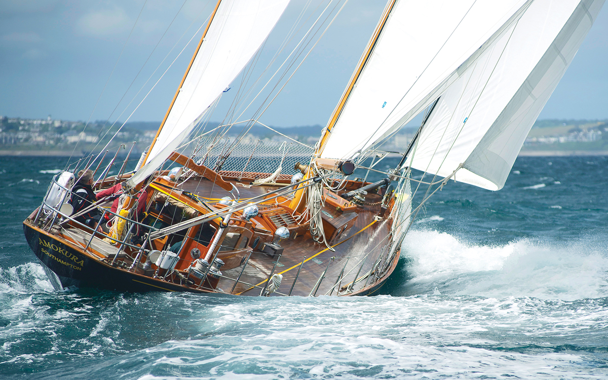 amokura-classic-yacht-running-shot-aft-credit-nic-compton.jpeg