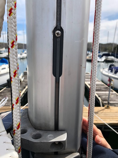 Beneteau 31 Mast track.png