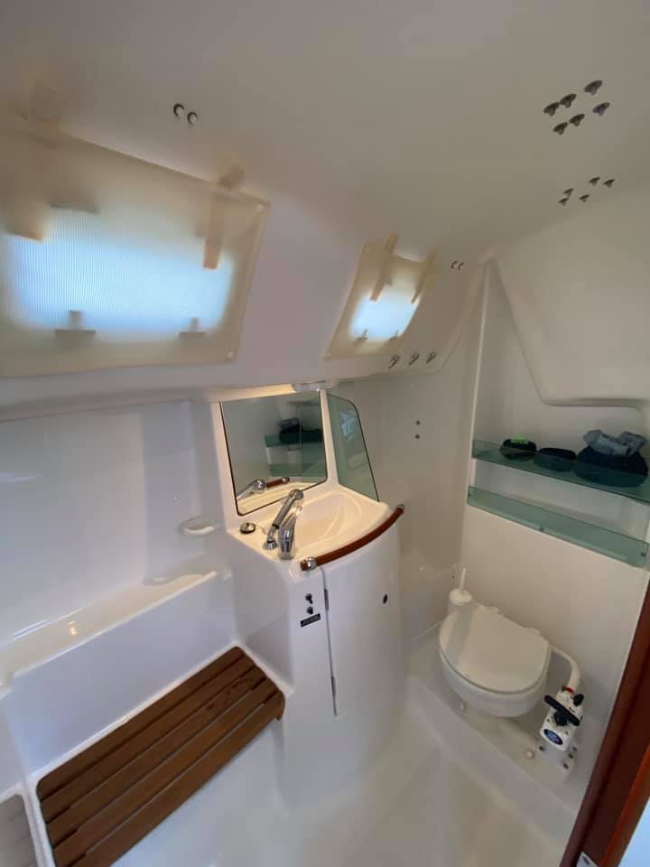 beneteau 323 head.jpg