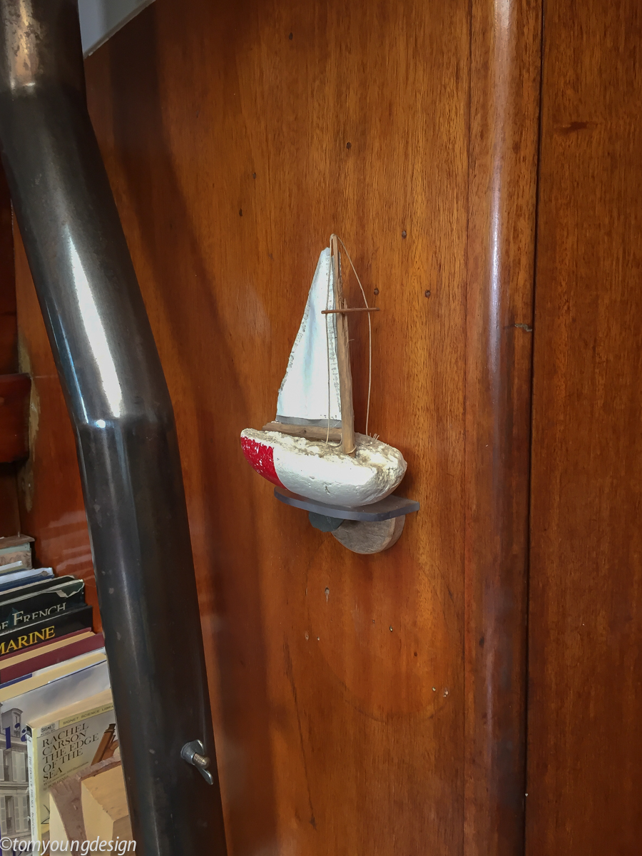 Cairn table lamp art style on Xmas.jpg