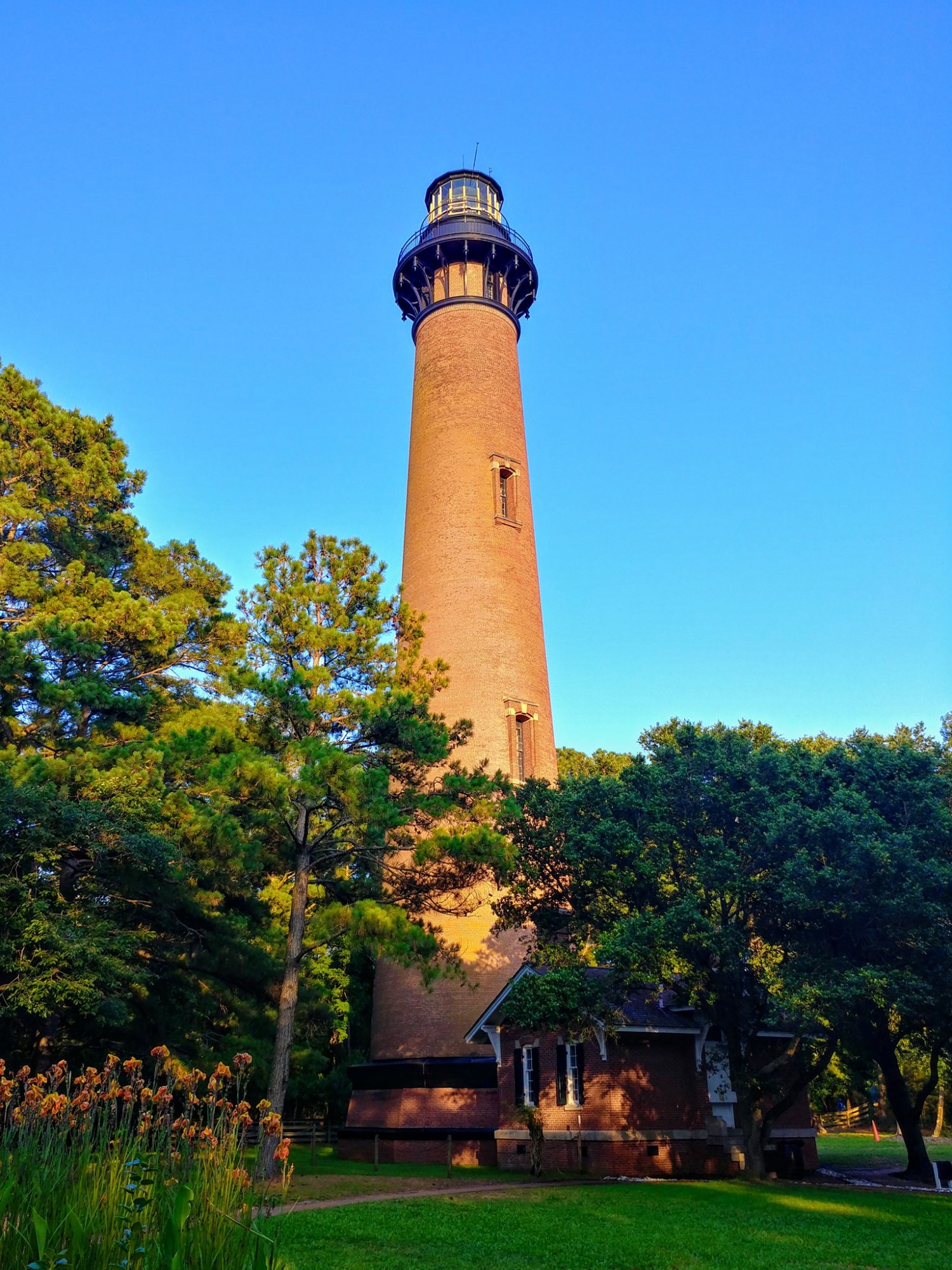 Currituck_Beach_Lighthouse_Corolla.jpg