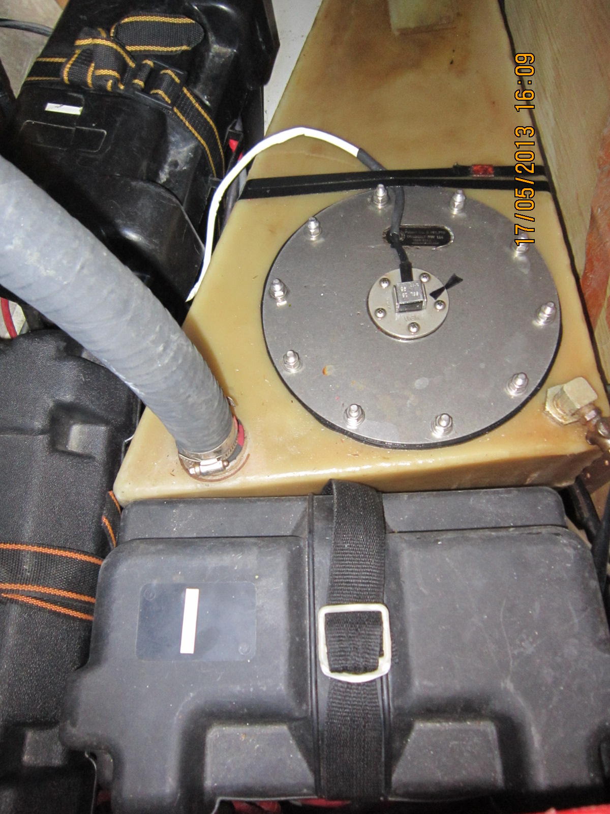 Fuel tank port & gauge 01.JPG