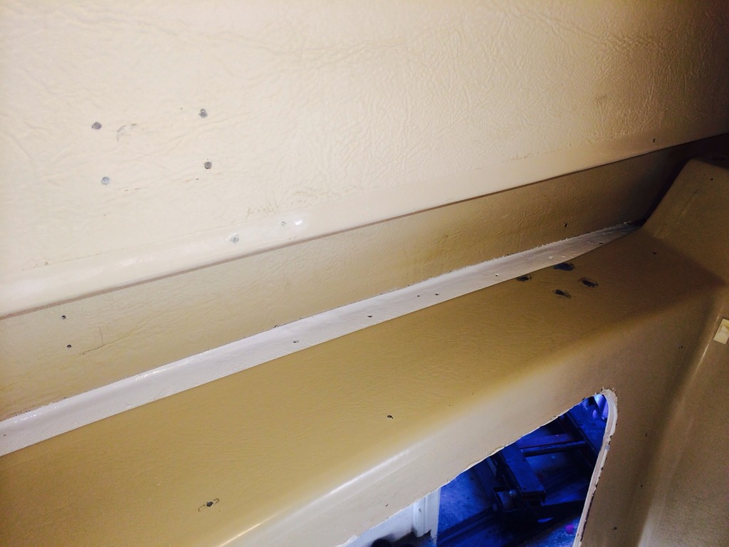 Inverted paint outboard joint under genoa track.jpg