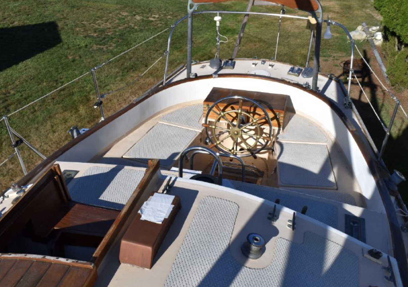 Legnos30 cockpit and companionway arial view.png