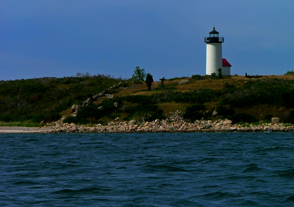 LighthouseNaushonIsland.jpg