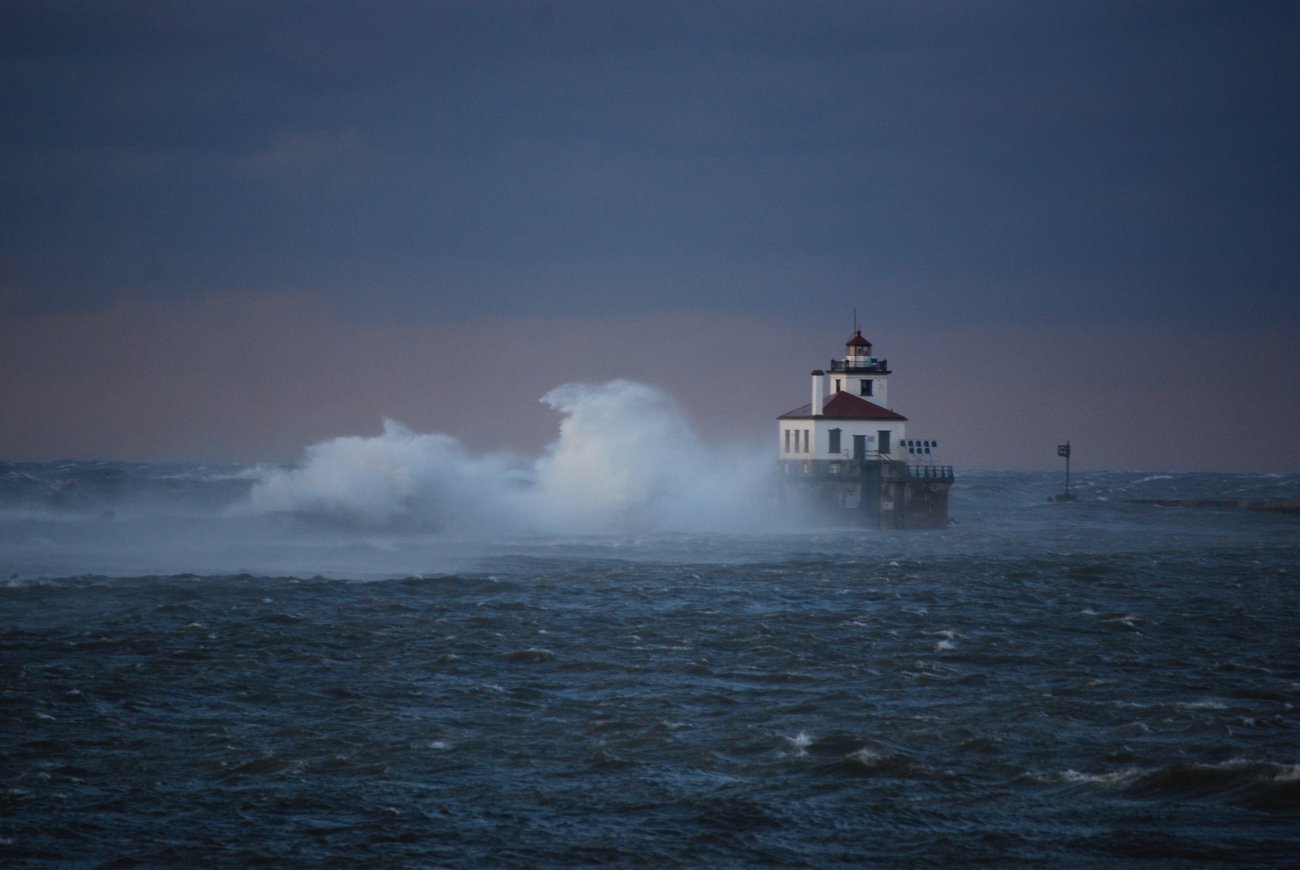 lighthousewave.jpg