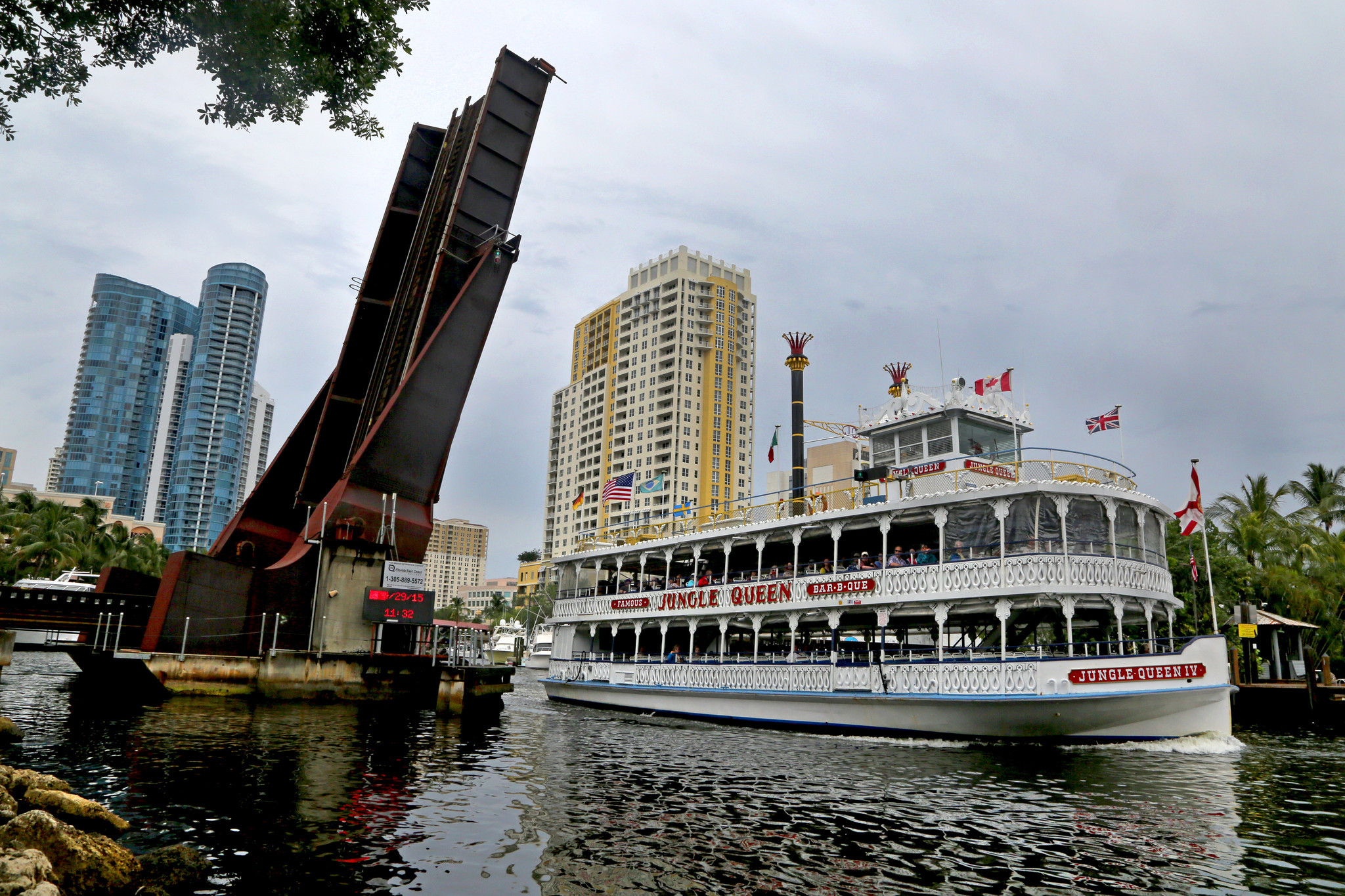 new-river-bridge-monitored-by-tender-video-20150430.jpg