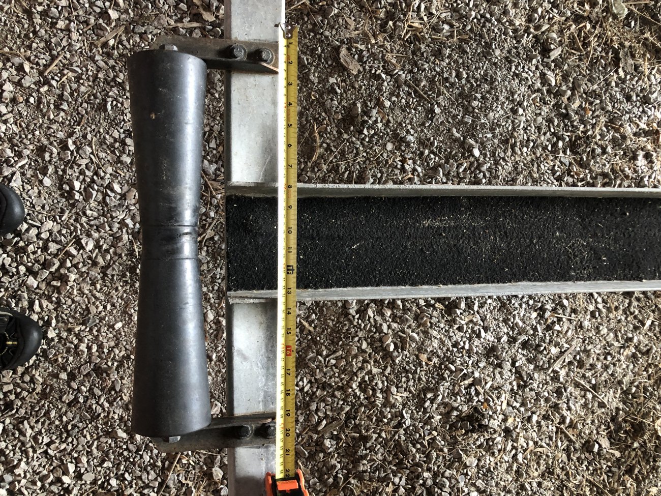 Trailer roller.JPG