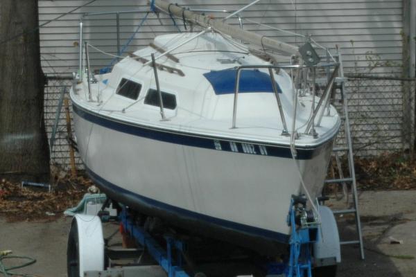 1977 O'Day 22, April 2010
Entire hull rubbed out with compound and refinisher.
Ready to launch on 4/10/10.