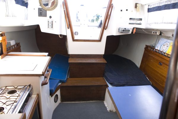 aft view of quarter-berths and companionway