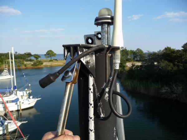 Again, a shot for anyone that is looking to get up the mast but needs to know whats probably up there before starting work.