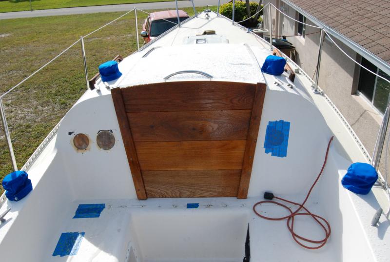 All the winches are serviced and remounted. The companion way hatch refinished with Pettit Flagship varnish. Not to impressed with how it flowed on but we'll see how it holds up. All of the stantions were re-mounted and new life lines added. All the remaining deck hardware including the bow pulpit and companion way hatch where also reset. The clear lexan hatch was rubbed out and waxed. The non-skid decking was power brushed with heavy duty rubbing compound while all the cockpit and cabin flat areas were wet sanded and hand rubbed out. Finished with a coat of Collinite #925 wax