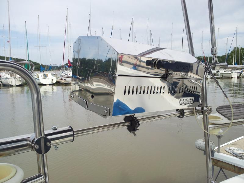 BBQ mounted between stern seats