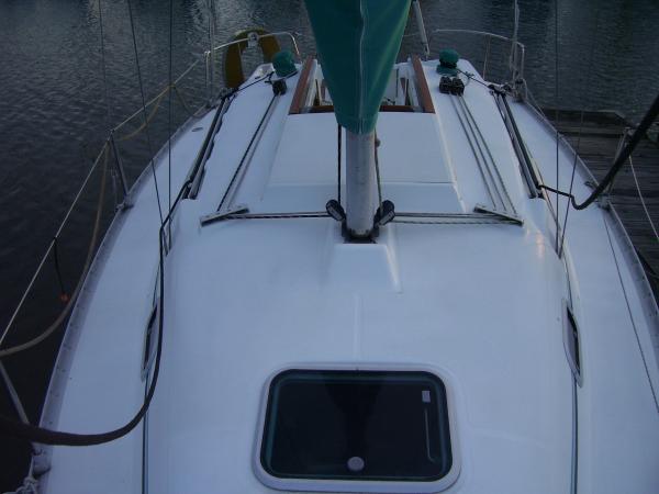 Beneteau 265 Hatch and lines/shrouds looking aft