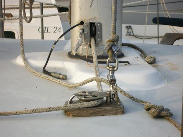 bottom of mast,  anyone have any ideas?