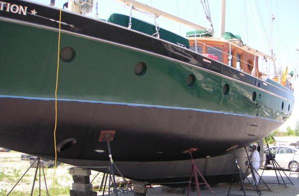 Bottom Paint 2005 - 1 coat of black, followed by 2 coats of red ablative antifouling paint.