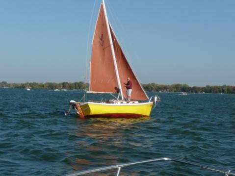 Chiquita steers herself under reefed main and staysail while I show off by riding the rail.