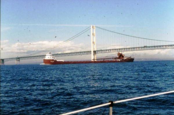 DB 00 18 Older Freighter going under Big Mack