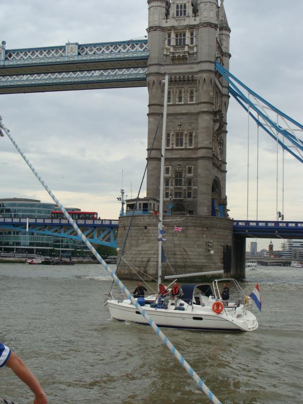 Hunter 326 Inis next to the famous london bridge