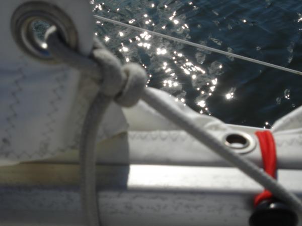 Knot attaching to the clew of the sail