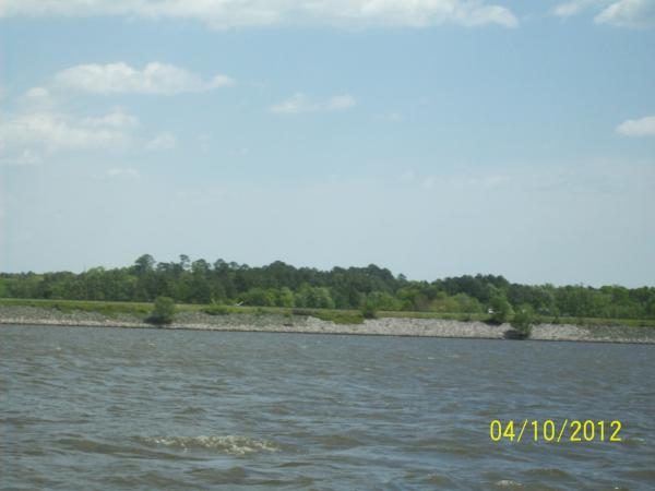 Looking back at the rocks, the direction the wind started blowing AFTER we anchored to eat lunch.  And me with no outboard to get me outta this!