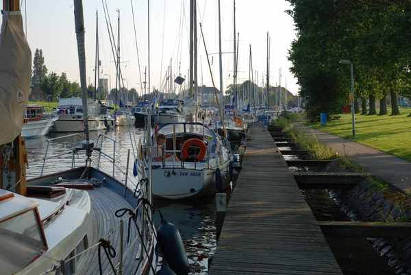 Middelharnis - Moorings alongside the canal