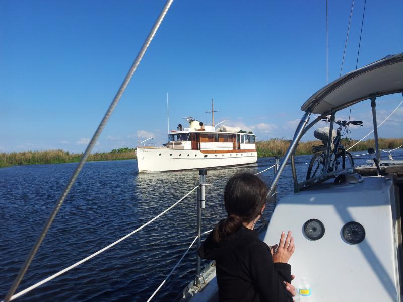 Passing traffic in Rim Canal