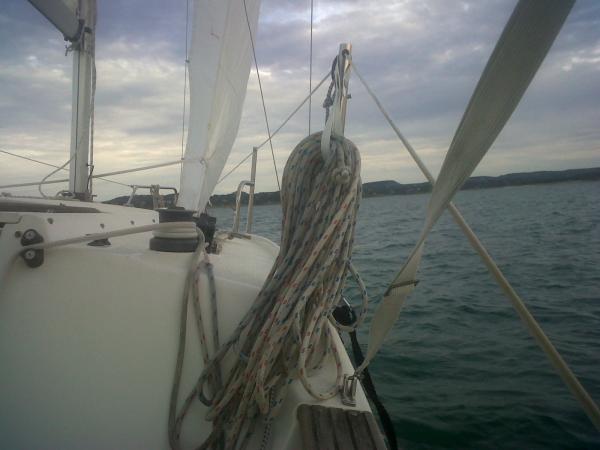 Port tack, close haul, wind 8 kts