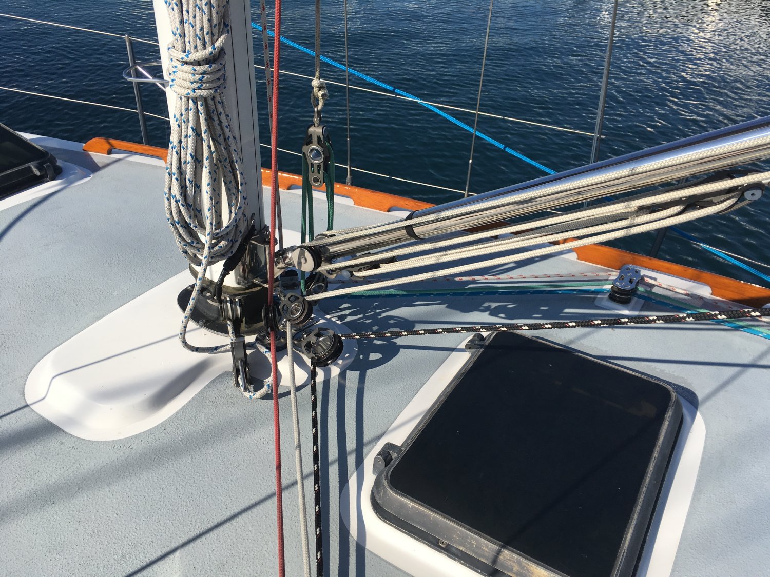 Running rigging at mast base port