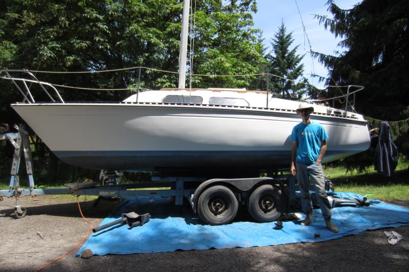 See shrouds abaft the mast and general 'backwards lean' of mast.