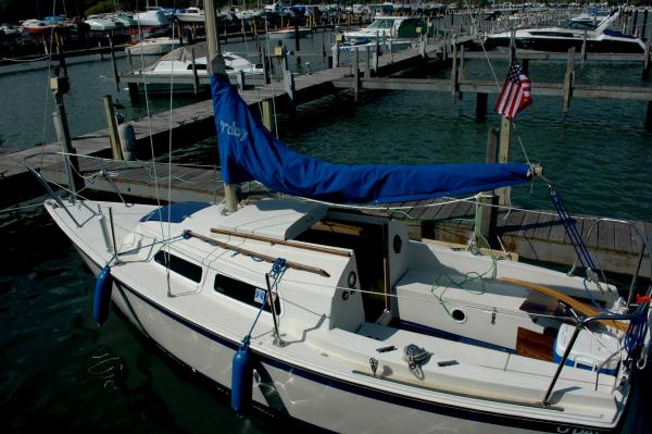 StarLyte O'Day 22 - 1977 - refurb 2010
Side view with the origional mainsail cover.