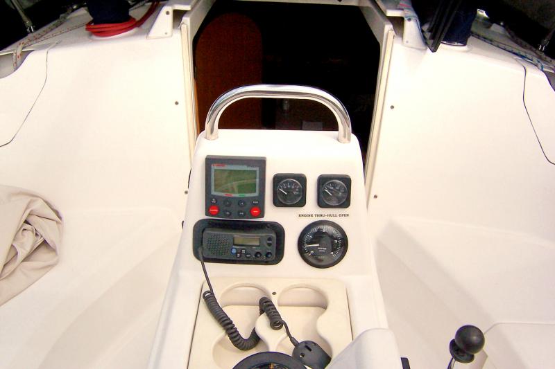 Steering pedestal showing the installation of VDO water temperature and oil pressure gauges.