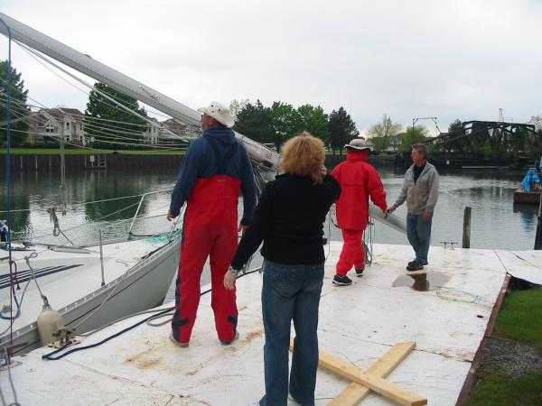 Stepping the mast in Tonawanda