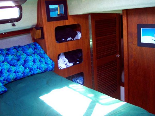 The aft cabin of AQUILA is very functional. Full berth with four opening portals and one over-head hatch in the well ventilated cabin. Hanging closet door in hallway duel functions as cabin door for privacy.